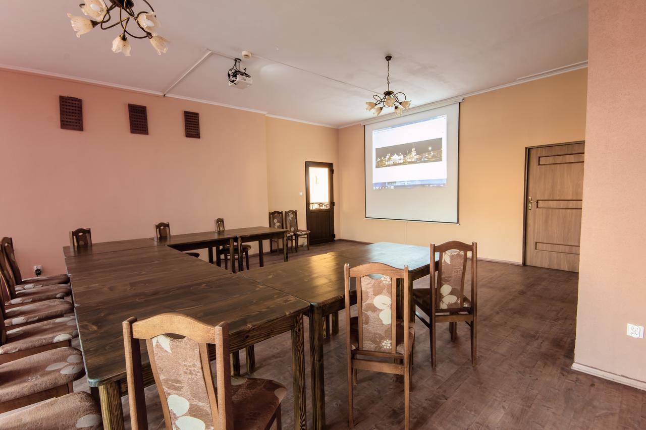 Dom Turysty Sanok Aparthotel Esterno foto