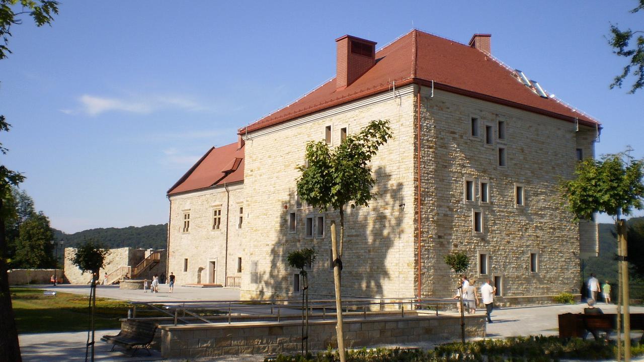 Dom Turysty Sanok Aparthotel Esterno foto